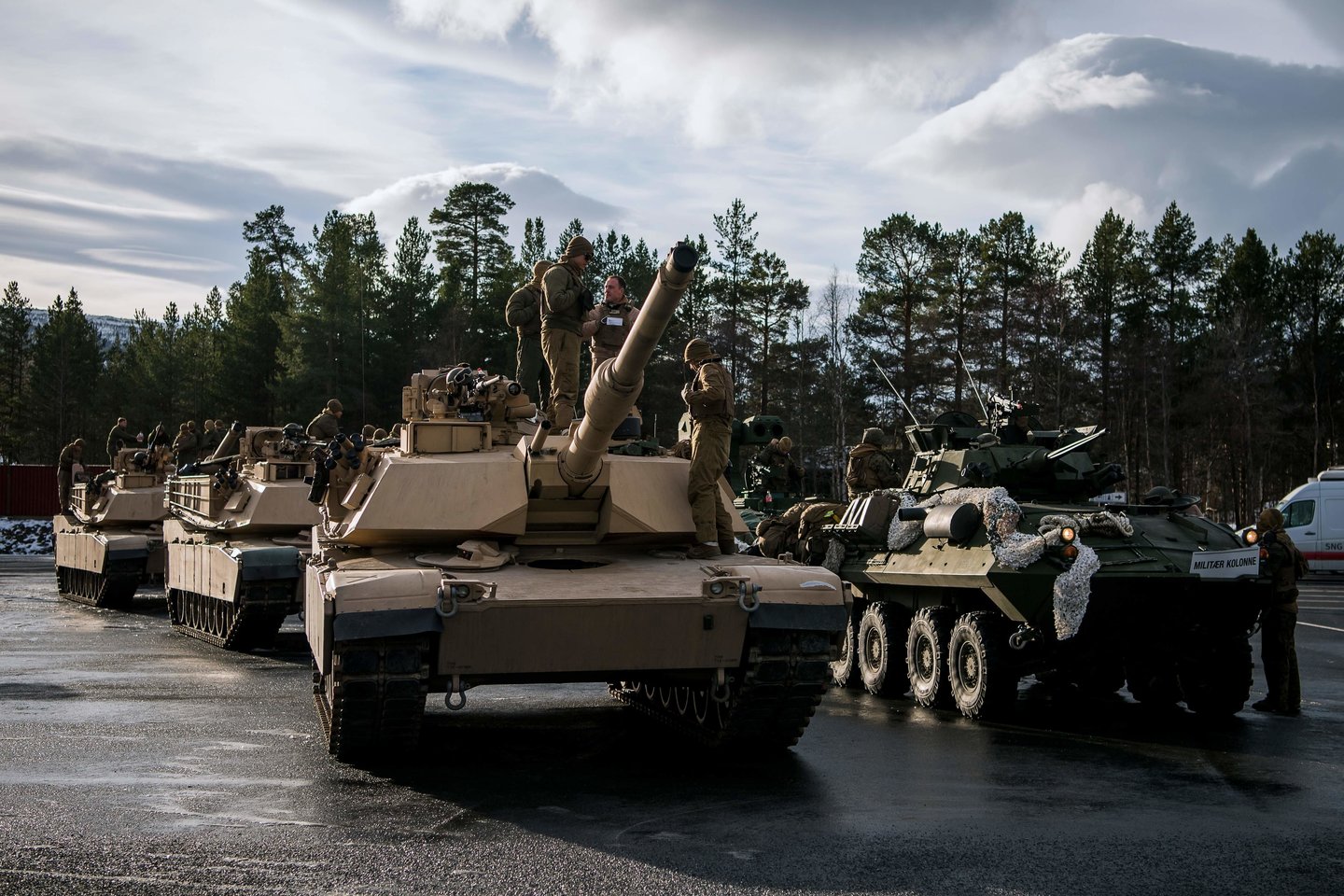 Baltarusijos prezidentas Aleksandras Luašenka penktadienį pareiškė, kad jam kartu su Rusijos vadovu Vladimiru Putinu teks nuspręsti, kaip užtikrinti savo šalių saugumą per NATO didelio masto pratybas Lenkijoje.<br>AFP/Scanpix nuotr.