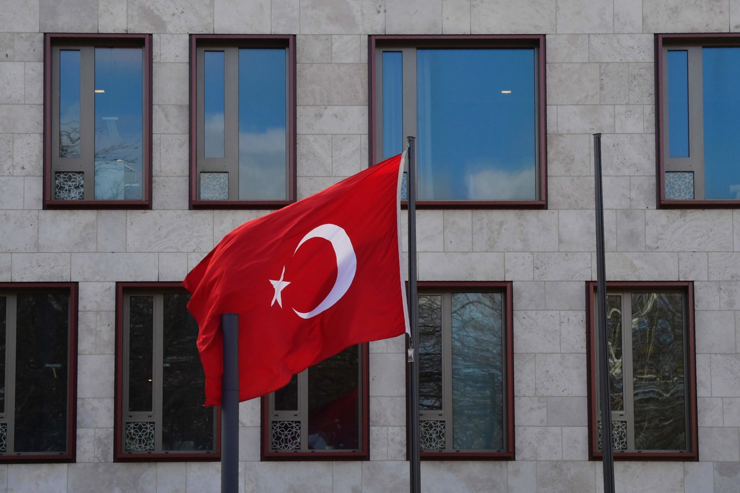  Naktį į penktadienį Vokietijos sostinėje Berlyne sudegė automobilis su Turkijos diplomatiniu numeriu, policija tiria padegimo versiją. Tai pranešė portalas RBB, remdamasis teisėsaugos institucijų atstovais.<br>AFP/Scanpix nuotr. 
