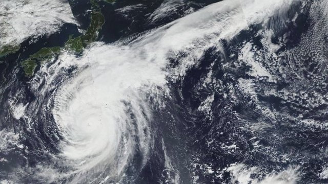 Japonija ruošiasi galingam penktos kategorijos taifūnui – stato barikadas, tvirtina namų stogus