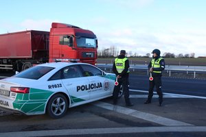 Autostradoje šalia Sitkūnų nuslydo vilkikas, buvo ribojamas eismas
