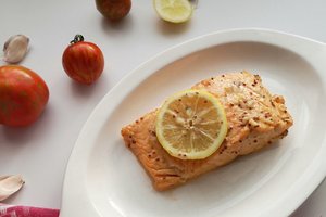 Kepta lašiša medaus ir garstyčių marinate: tobula vakarienė greičiau nei per pusvalandį
