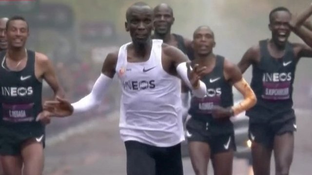 Kenijos bėgikas maratono distanciją įveikė greičiausiai pasaulyje, tačiau rekordas nebus įskaitytas