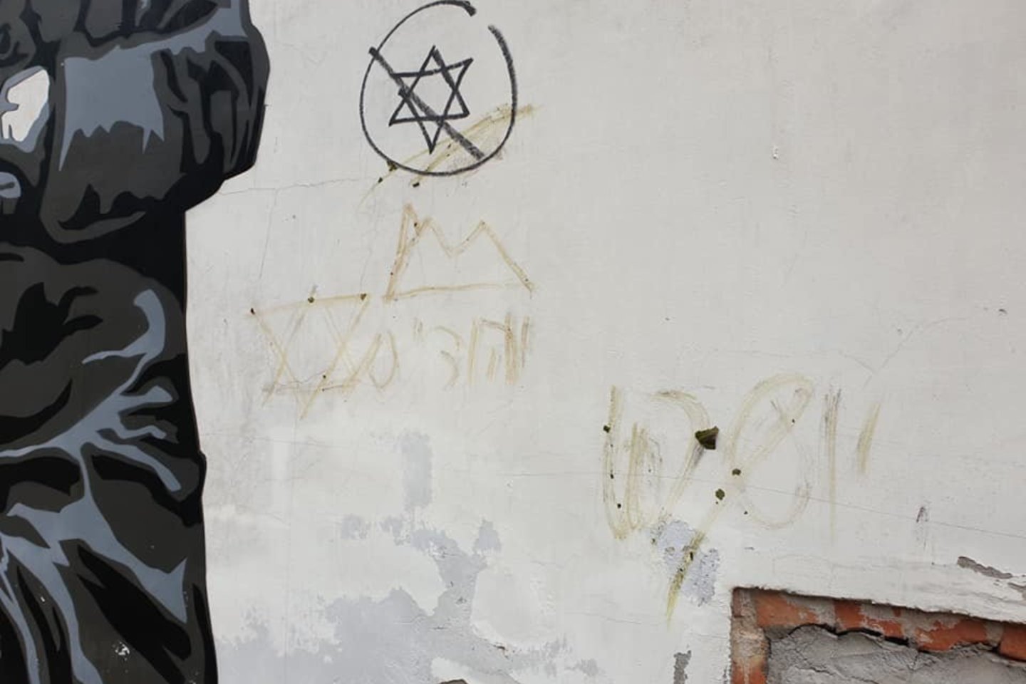Antisemitinis išpuolis Vilniuje: ieškomi liudininkai, galintys suteikti informacijos apie vandalus. <br> Facebook/Sienos prisimena / Walls that remember nuotr.