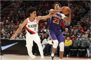 Johnsonai tritaškiais vedė „Suns“ ekipą į pergalę NBA ikisezoninėse rungtynėse