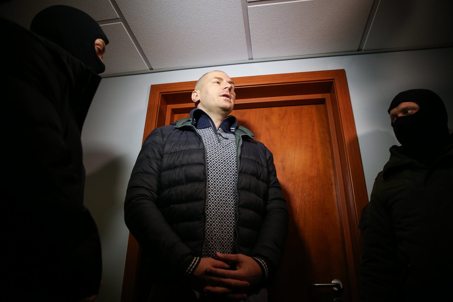  Operacijos metu sulaikytas policijos pareigūnas D.Karalukas už grotų praleis dar mažiausiai 15 parų.<br>R.Danisevičiaus nuotr.