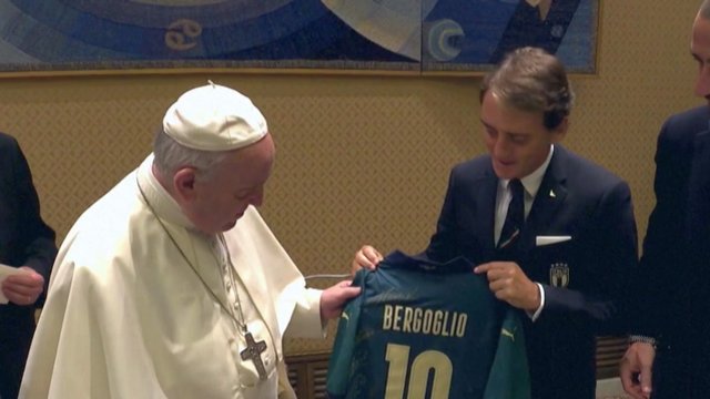 Italijos futbolo rinktinė apsilankė Vatikane ir popiežiui Pranciškui padovanojo neeilinę dovaną