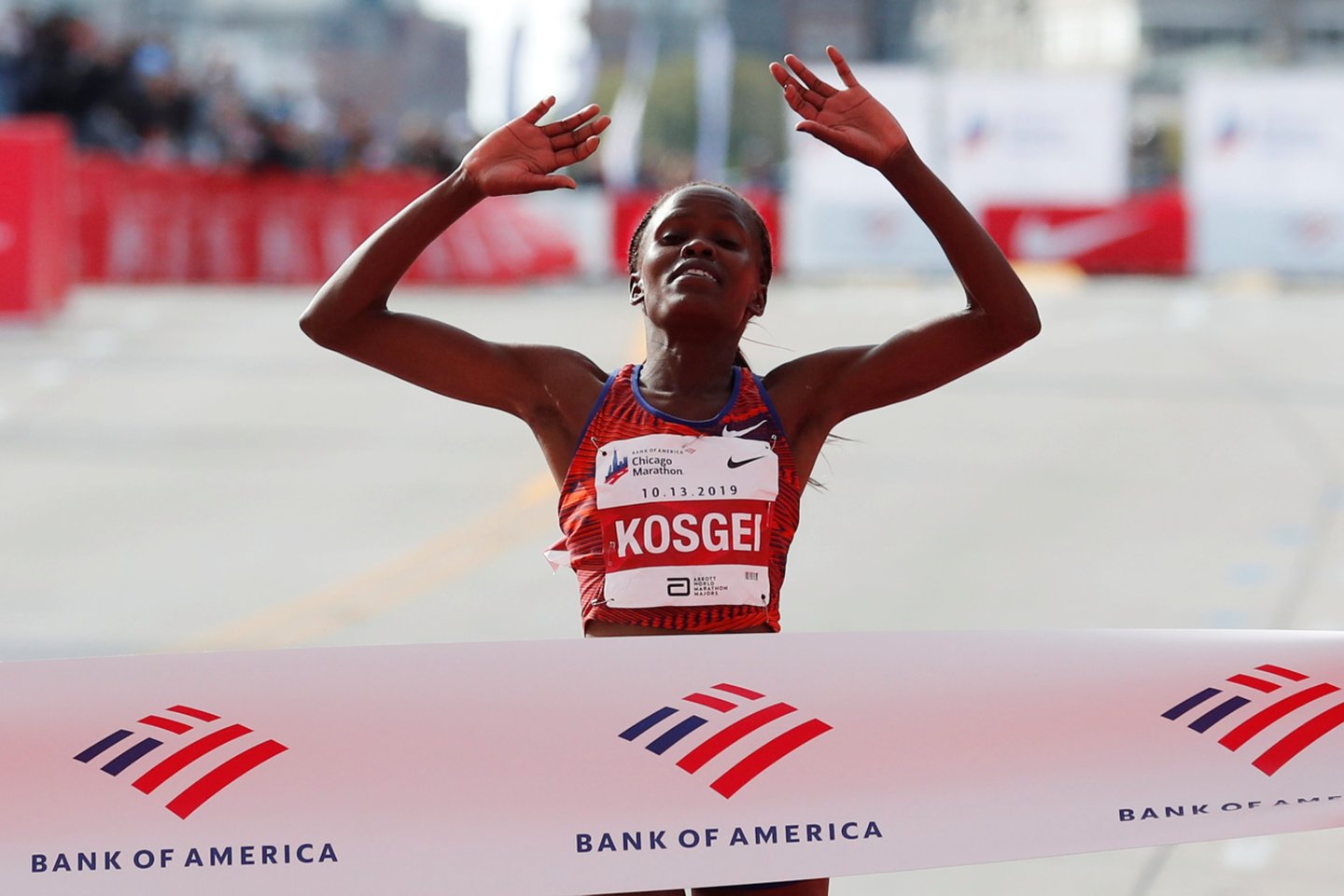 Brigid Kosgei pagerino maratono bėgimo pasaulio rekordą.<br>Reuters/Scanpix nuotr. 