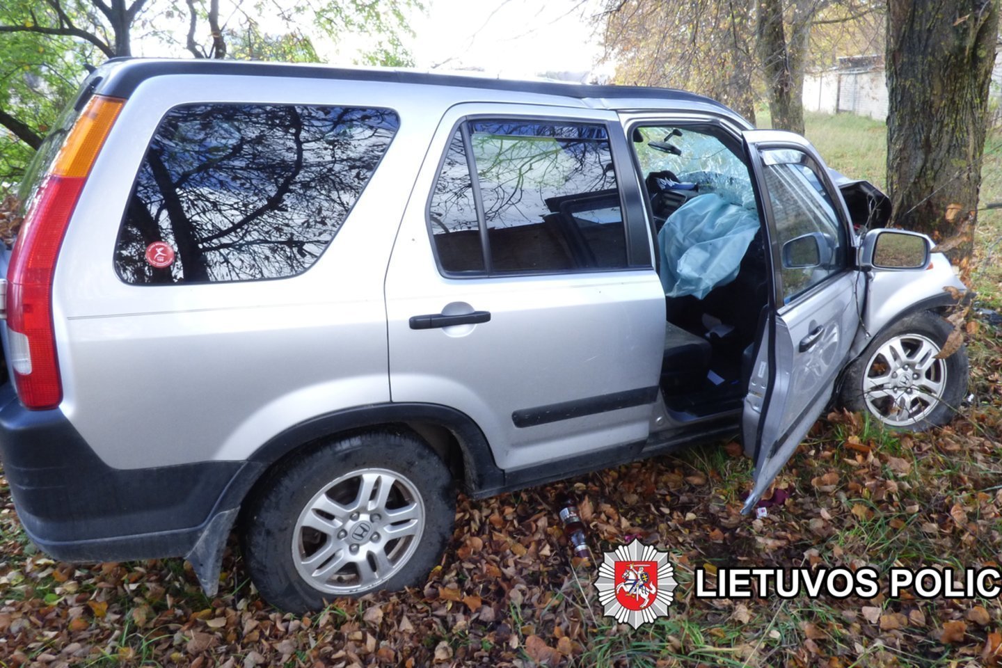  „Honda“ Ukmergėje trenkėsi į medį – žuvo V.Ušacko motina, girtas brolis nuvežtas į ligoninę.<br> Vilniaus apskrities VPK nuotr.