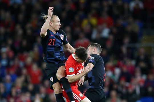 Dėl kamuolio kovojęs futbolininkas greitai pasigailėjo – gavo skaudų smūgį