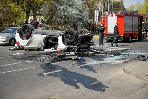 Iš prekybos centro su automobiliu iškritusi moteris reikalauja 200 tūkst. eurų 