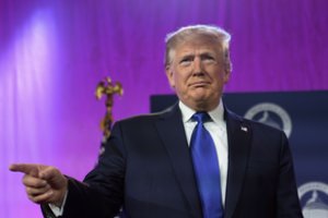 D. Trumpo šalininkų renginyje parodytame meme prezidentas smurtavo prieš žiniasklaidą