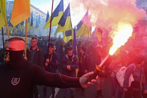 Tūkstančiai ukrainiečių protestuoja prieš numatomą karių atitraukimą iš Rytų Ukrainos