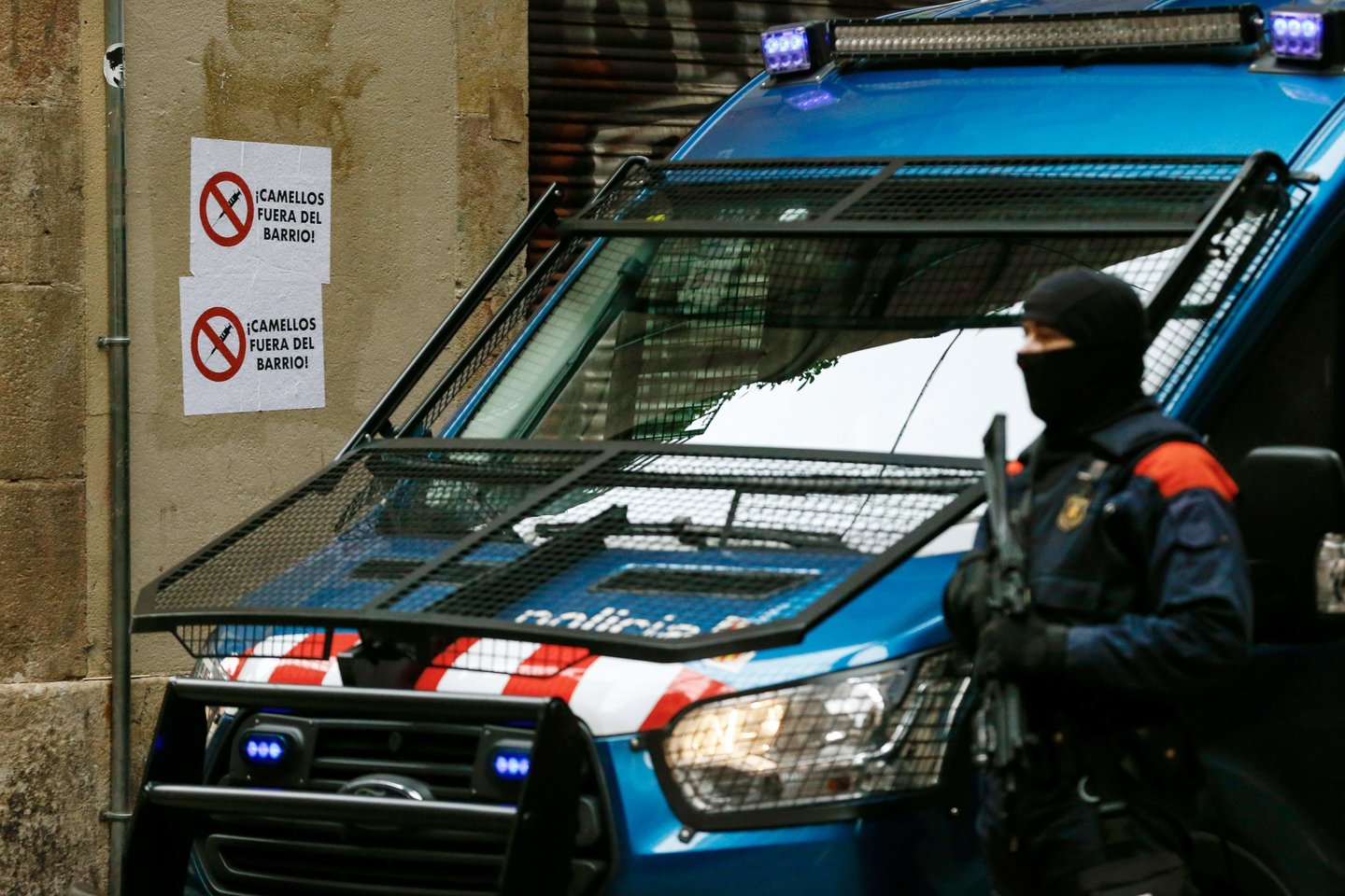  Ispanijos policija susirėmė su separatistų demonstrantais prie Barselonos oro uosto.<br>AFP/Scanpix nuotr.