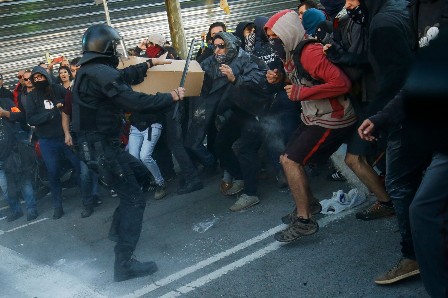  Ispanijos policija susirėmė su separatistų demonstrantais prie Barselonos oro uosto.<br>AFP/Scanpix nuotr.