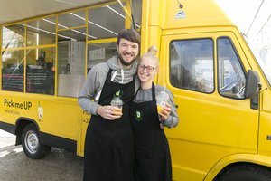 Sveikos mitybos virusą skleidžianti šeima pirkėjus paperka ypatingais receptais