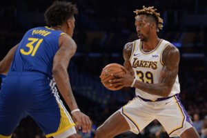 Išvaizdą pakeitęs D. Howardas vedė „Lakers“ į pergalę mače su „Warriors“