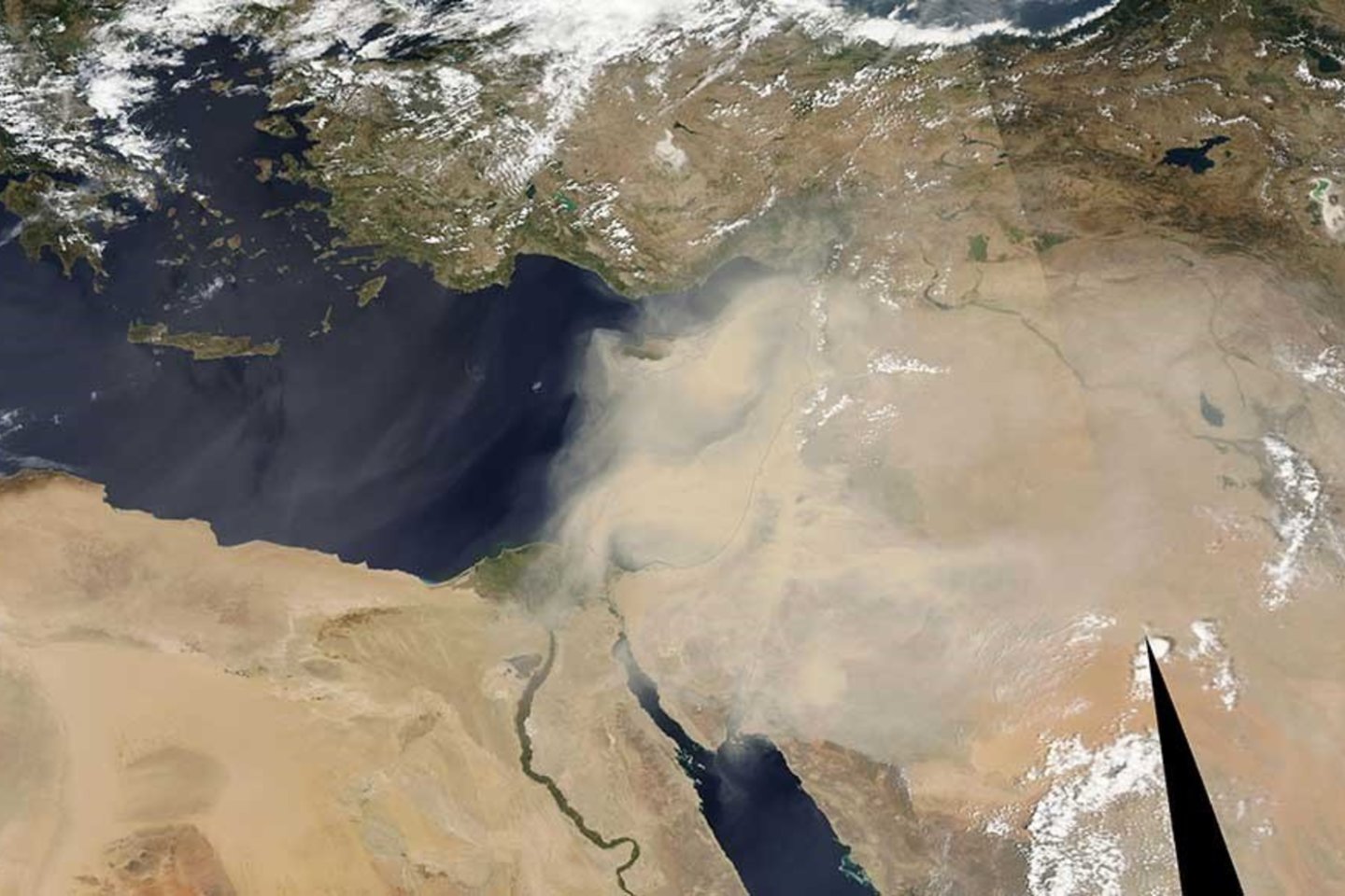  Dulkių debesis virš Viduržemio jūros rytinio regiono.<br> Scanpix/AFP asociatyvi nuotr.