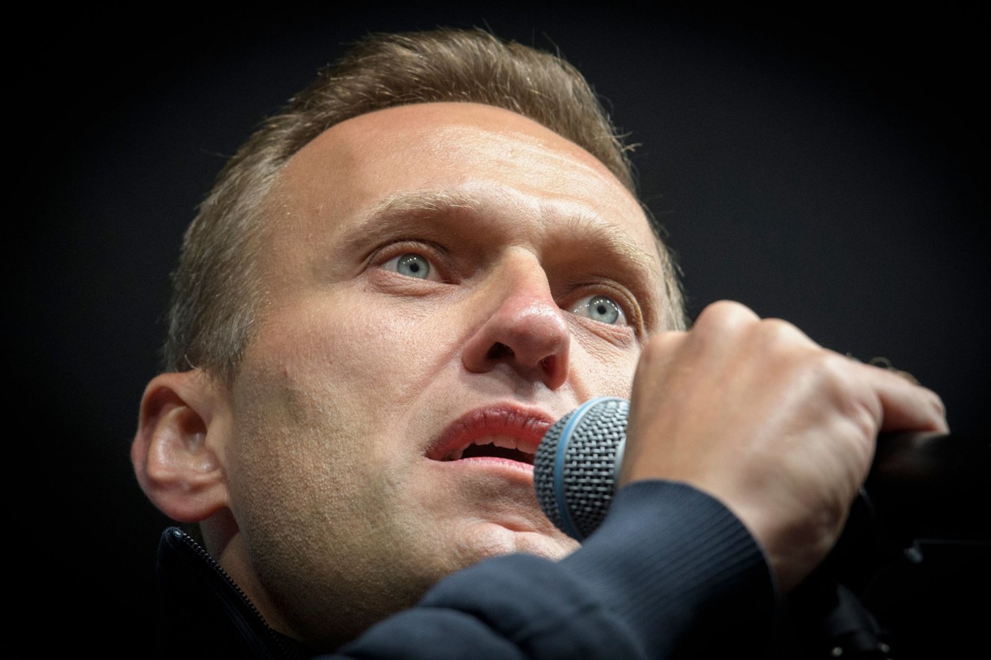  A. Navalnas, kurio grupė dažnai viešina tyrimus dėl aukšto rango šalies pareigūnų, parašė socialiniame tinkle „Twitter“, kad reidai prasidėjo 6 val. vietos (ir Lietuvos) laiku.<br> AFP/Scanpix nuotr.