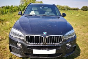 BMW X5 vairuotojas po smalsių arklių išdaigų neatpažino automobilio