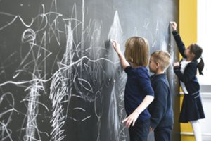 Socialinės tarnybos sužibėjo: berniukas neria vąšeliu – gėjus, žvejoja – badmirys