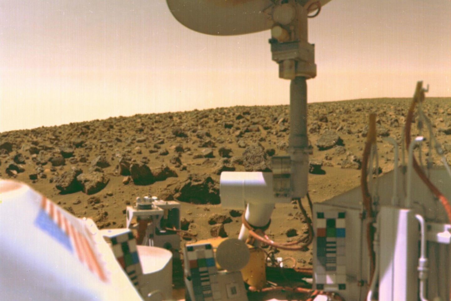  1976 m. NASA į Marsą pasiuntė „Viking“ misiją – ir tai buvo pirmas kartas, kai JAV aparatai saugiai nusileidę ant Raudonosios planetos ir į Žemę persiuntė Marso vaizdų.<br>NASA nuotr.