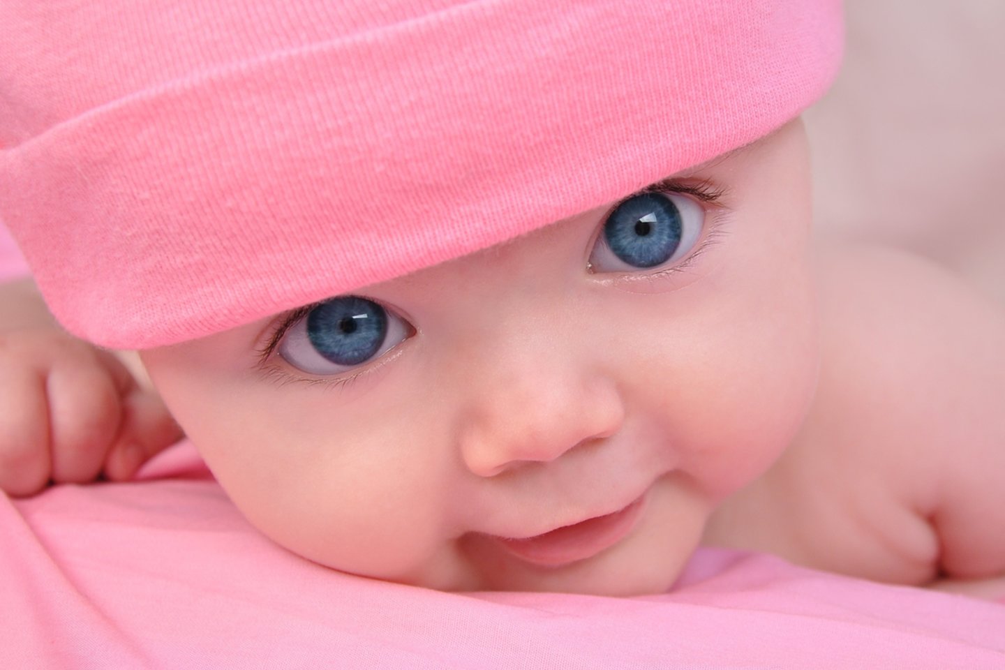  Kūdikiai iškart po gimimo savo rainelėse taip pat dažniausiai neturi daug pigmento – dėl šios priežasties jų akys gali atrodyti itin ryškiai mėlynos.<br> 123RF nuotr.