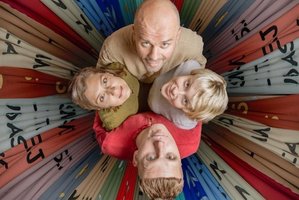 Atgimstančiame spektaklyje „Senelės pasaka“ – sugrįžimas prie „Atviro rato“ šaknų