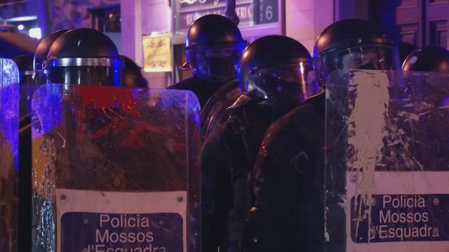 Policijos pareigūnų smūgiai ir chaosas – masiniai protestai iššaukė smurto proveržį 