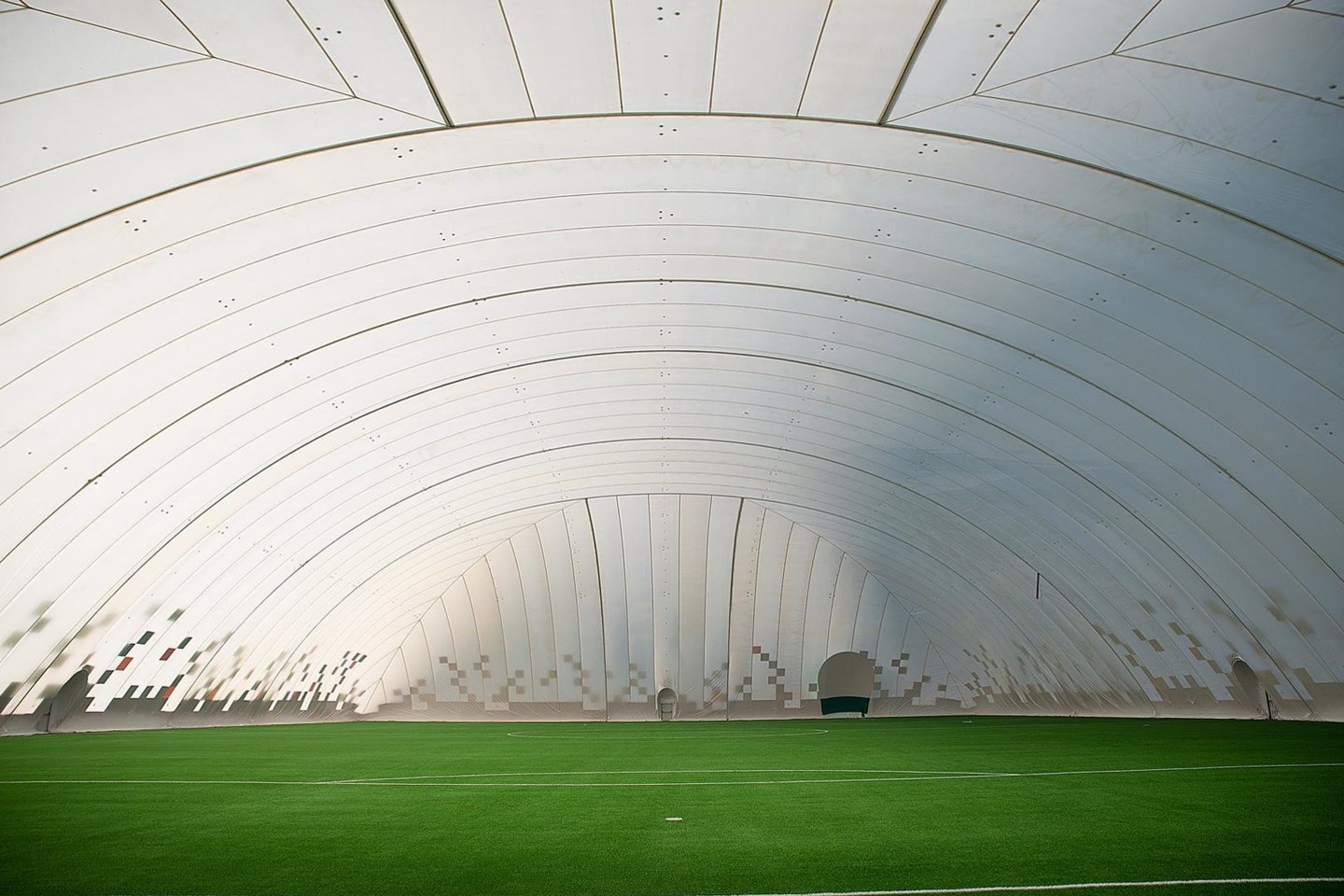 Vilijampolėje iškilusi šaltajam metų laikui pritaikyta sporto erdvė duris atvers jau netrukus.<br>Kauno m. savivaldybės nuotr.