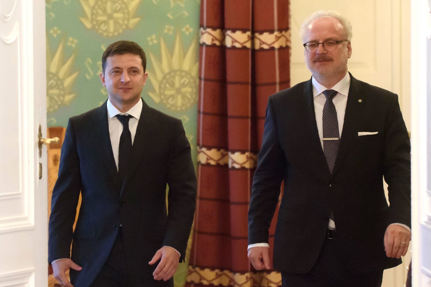   Ukrainos prezidentas V.Zelenskis ir Latvijos vadovas E.Levitas (dešinėje). <br> AFP/Scanpix nuotr.