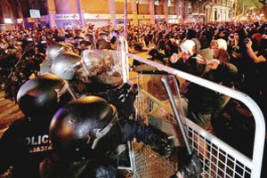 Įniršis Katalonijoje: susirėmimai, guminės kulkos ir pakelti sraigtasparniai