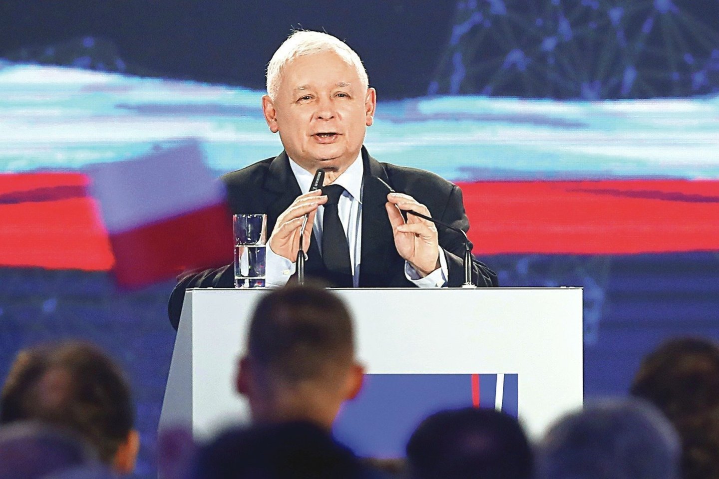 Europos saugumo ir bendradarbiavimo organizacijos (ESBO) pasiuntiniai, stebėję Seimo rinkimus Lenkijoje, turėjo nemažai pastabų. Taip pat aiškėja, kad Donaldo Trumpo paramą valdantieji užsitikrino gudrybėmis.<br>„Reuters“/„Scanpix“ nuotr.