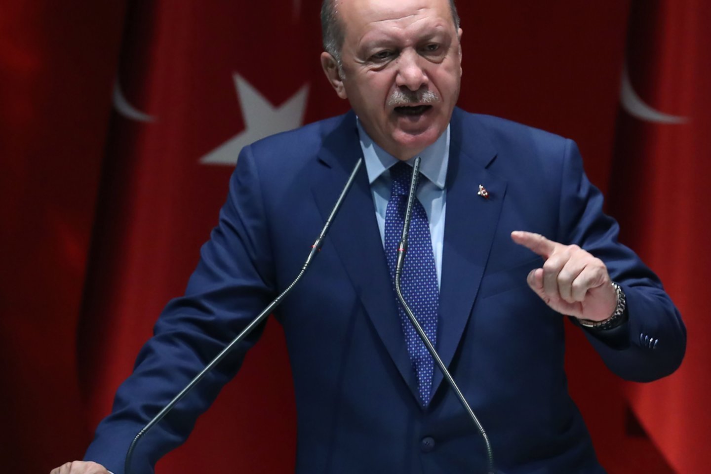 JAV prezidentas Donaldas Trumpas atviru laišku pagrasino Turkijos prezidentui sunaikinti šios ekonomiką, jei invazija į Siriją nebus išspręsta humaniškai.<br>AFP/Scanpix nuotr.