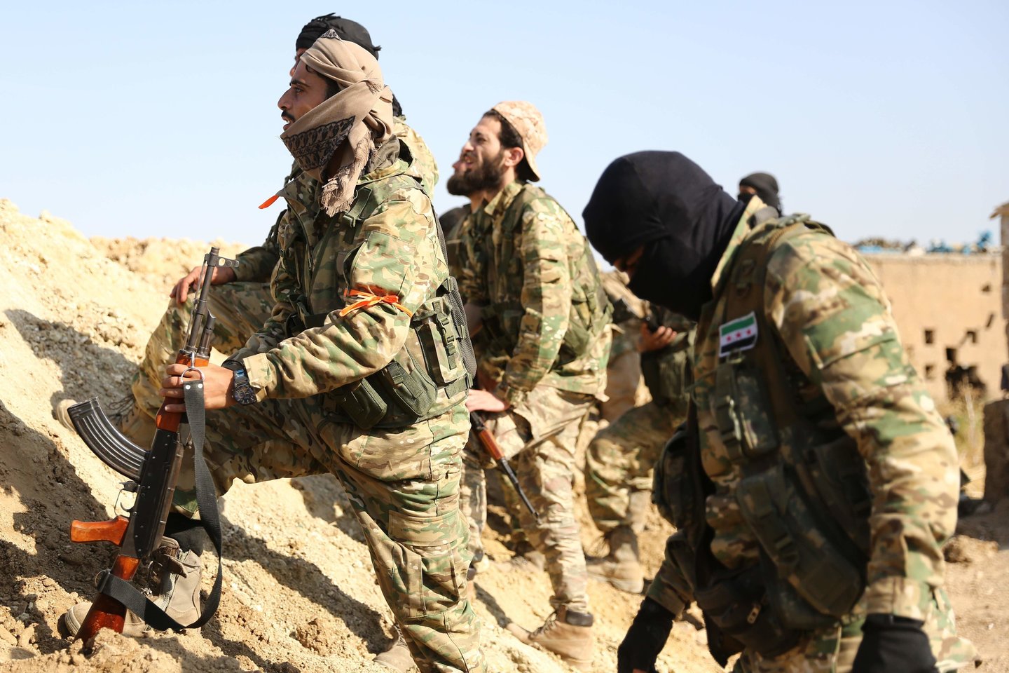Turkijos pajėgos ir jos sąjungininkai Sirijoje ketvirtadienį įsitvirtino svarbiame pasienio mieste Ras al Aine, kur Sirijos kurdai jau kurį laiką atkakliai priešinosi, informavo stebėsenos organizacija.<br>AFP/