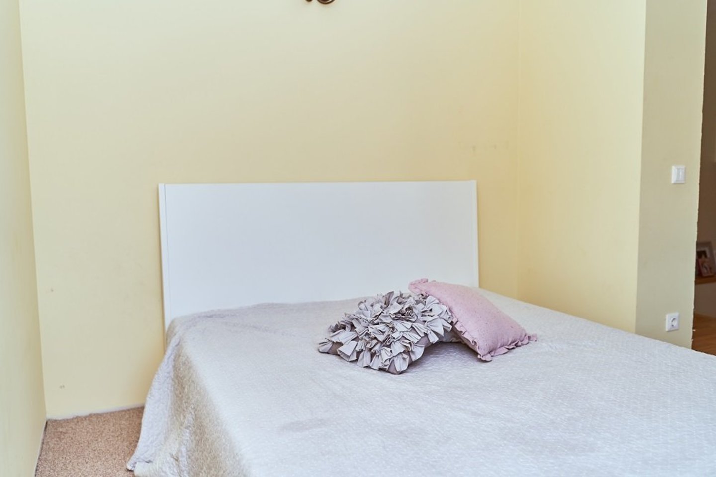 Miegamasis tarnauja dviem funkcijoms: miegamojo ir drabužinės, tad teko ieškoti sprendimų, kaip palėpę paversti jaukia erdve poilsiui bei talpia vieta laikyti poros drabužiams bei asmeniniams daiktams.<br>„Ikea“ nuotr.