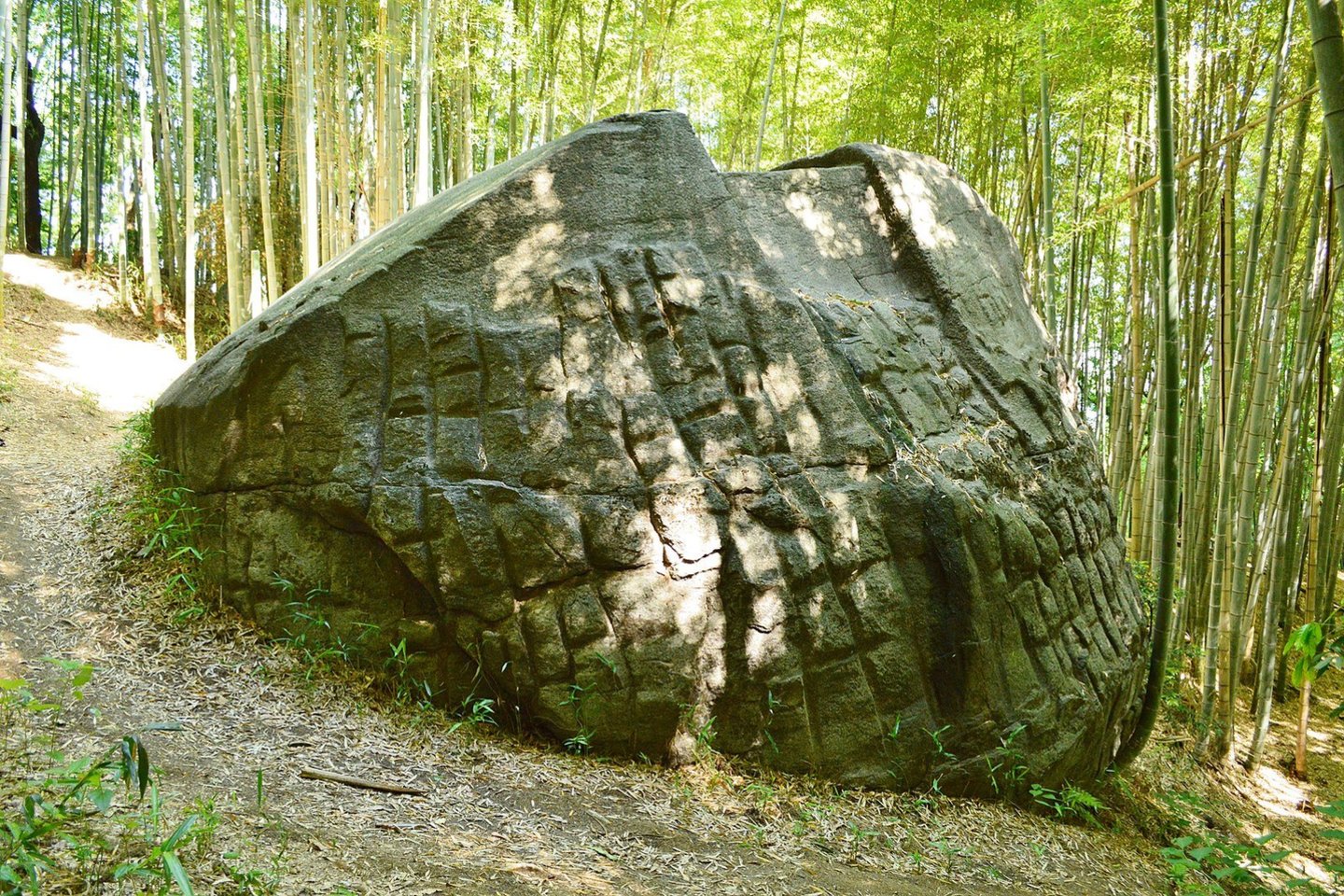  Šis akmuo yra vadinamas Masuda-no-iwafune – kas reiškia „Masudos akmeninis laivą“.<br> Wikimedia commons