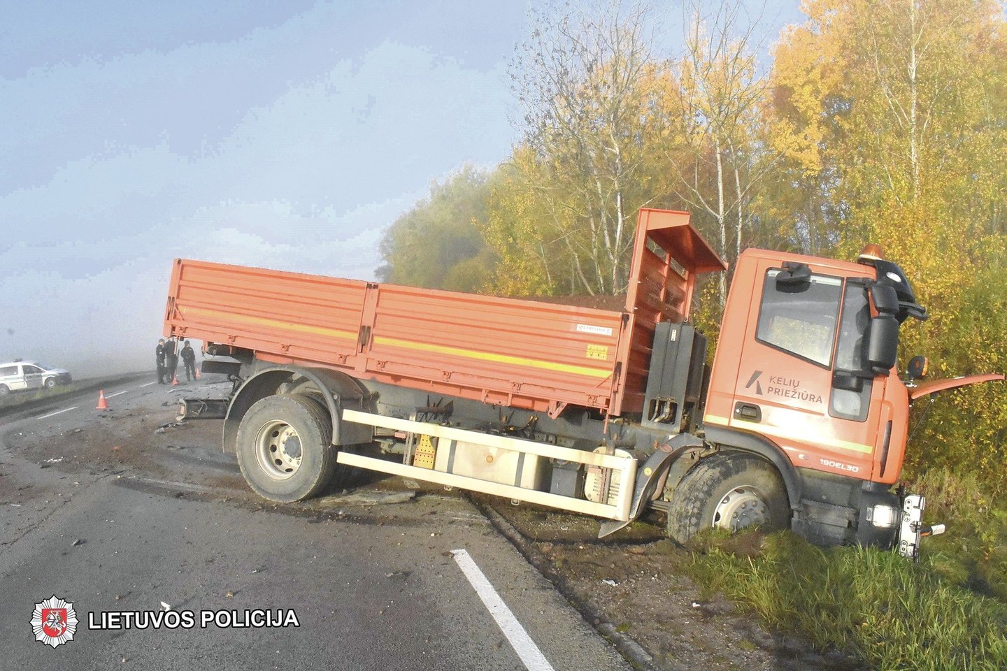 Netoli Šakių jaunas „Toyota Proace“ (nuotr. apačioje) vairuotojas rėžėsi į kelininkų sunkvežimį ir žuvo.<br>Policijos nuotr.
