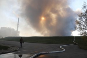 Dėl gaisro Alytuje – naujas pasitarimas: nelaimės vietoje vis dar darbuojasi ugniagesiai