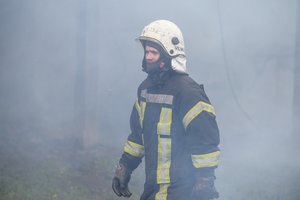 Pradėtas ikiteisminis tyrimas dėl Alytaus padangų perdirbimo įmonėje kilusio gaisro