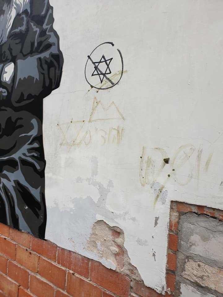 Dėl Vilniaus senamiestyje įvykdyto antisemitinio išpuolio policija pradėjo ikiteisminį tyrimą.<br> Facebook/Sienos prisimena / Walls that remember nuotr.