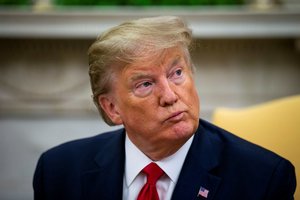 Baltieji rūmai pripažino, kad D. Trumpas siejo pagalbą Ukrainai su jam parankiu tyrimu