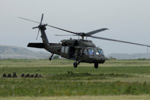 Lietuva už maždaug 300 mln. eurų pirks JAV sraigtasparnius „Black Hawk“