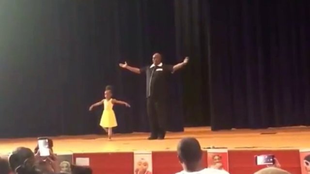 Jaudinanti akimirka – tėčio ir dukros šokis nepaliko abejingų