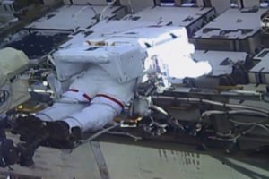 Pirmą kartą istorijoje dvi moterys astronautės išėjo į atvirą kosmosą