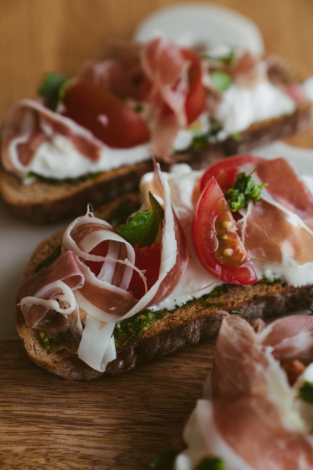 Italijos įkvėpti sumuštiniai su stračiatelos sūriu.<br>Pranešimo autorių nuotr.