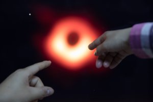 Juodosios skylės reguliuoja galaktikas, bet neišduoda savo paslapčių