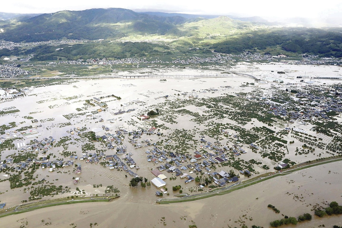 Stipriausias per kelis dešimtmečius Japonijai smogęs taifūnas „Hagibis“ panardino namus po vandeniu, išplovė ir sulaužė žmonių turtą. Po evakuacijos namo grįžtantys japonai rinks gyvenimą iš detalių.<br>„Reuters“/„Scanpix“ nuotr.