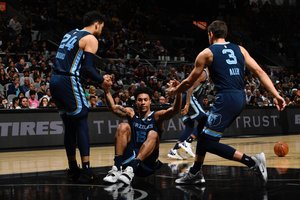 NBA ikisezoninėse rungtynėse „Grizzlies“ be J. Valančiūno neprilygo „Spurs“ krepšininkams