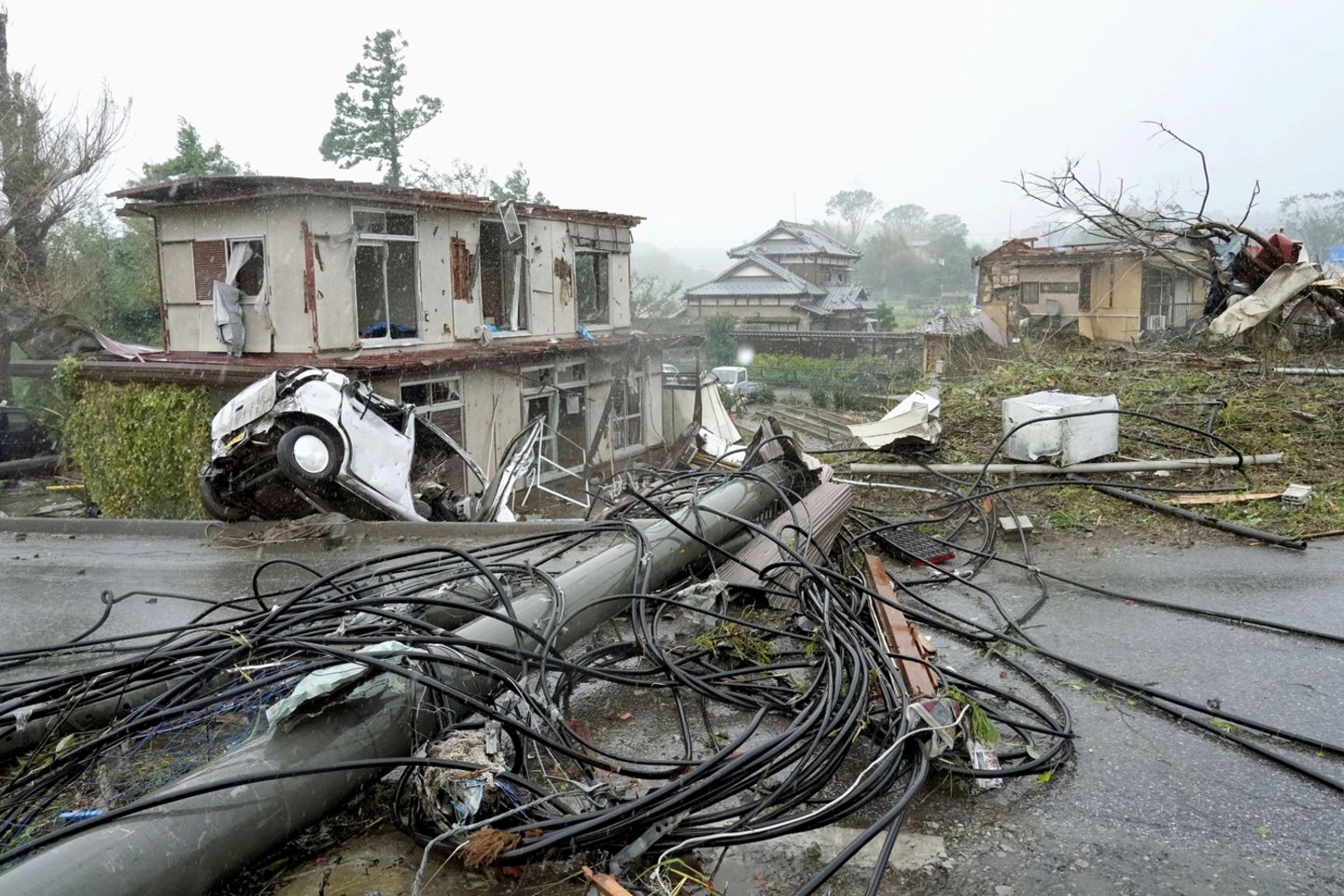 Stipriausias per kelis dešimtmečius Japonijai smogęs taifūnas „Hagibis“ panardino namus po vandeniu, išplovė ir sulaužė žmonių turtą. Po evakuacijos namo grįžtantys japonai rinks gyvenimą iš detalių.<br>Reuters/Scanpix nuotr.
