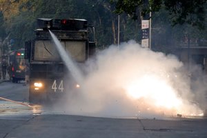 Čilės prezidentas po smurtinių protestų paskelbė nepaprastąją padėtį 
